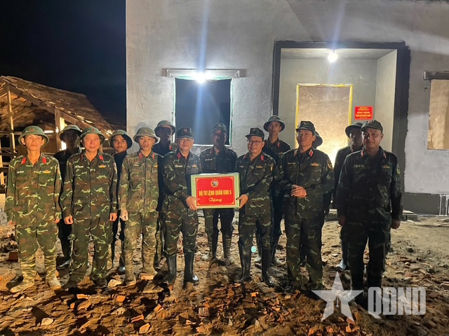 Chính ủy Quân khu 5 động viên bộ đội xây nhà cho nhân dân tỉnh Đắk Lắk